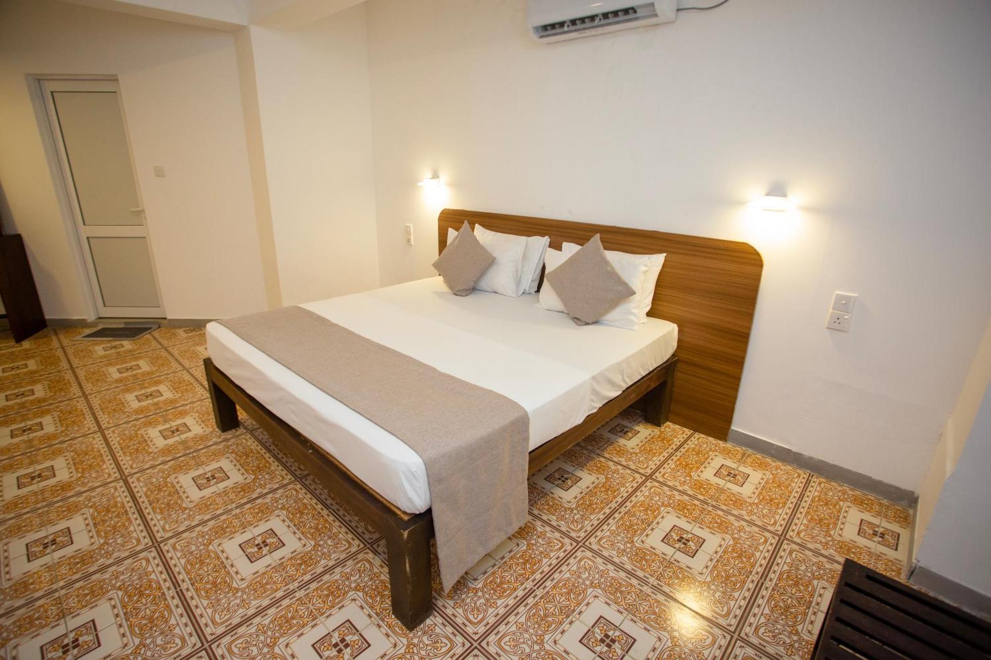 Lucky Seven Hikkaduwa Hotel Exterior photo